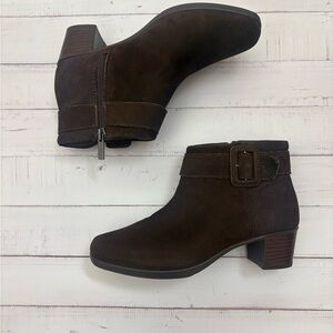 NWOT Munro women’s Callie Sued Ankle Bootie 6.5 Brown